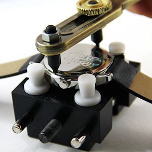 Ouvrir une montre à fond vissé