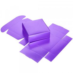 boîte carton violet pour un anniversaire