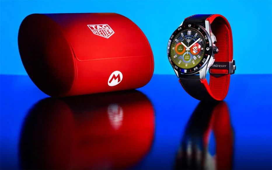 Montre Super Mario à côté de son boîtier de rangement rouge